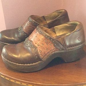 ARIAT WOMENS LEATHER BROWN CLOGS.  GREAT CONDITION